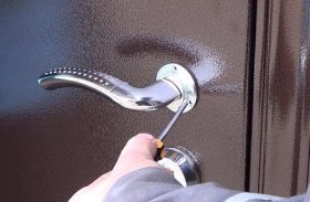 Замена дверной ручки металлической двери в Линёво