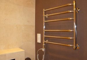 Установка электрического полотенцесушителя в ванной в Линёво
